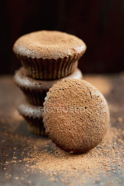 Muffins mit Kakaopulver bestäubt — Stockfoto