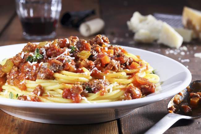 Spaghetti bolognese con salsa — Foto stock