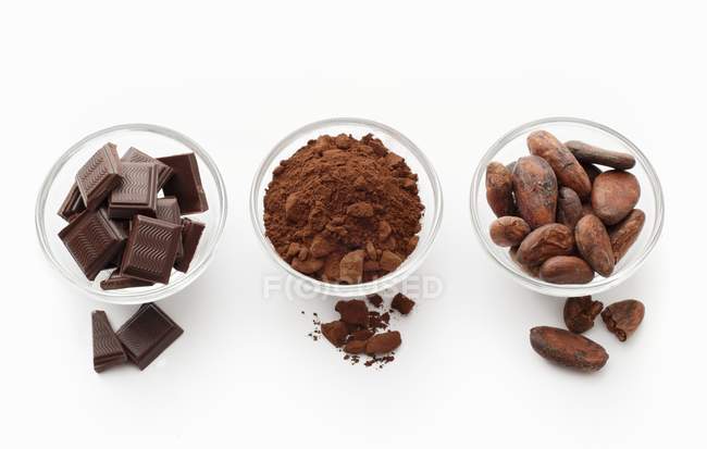 Poudre de cacao dans des plats en verre — Photo de stock