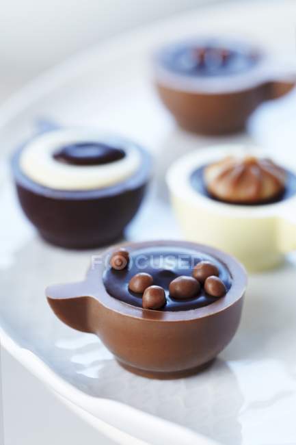 Chocolates cheios em forma de xícaras de café — Fotografia de Stock