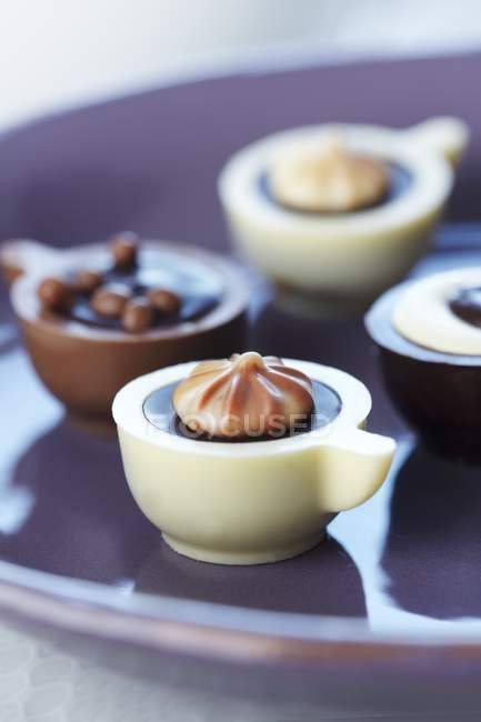 Наповнені шоколадні цукерки у формі чашок кави — стокове фото