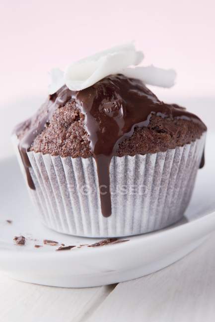Muffin al cioccolato condito con cioccolato — Foto stock