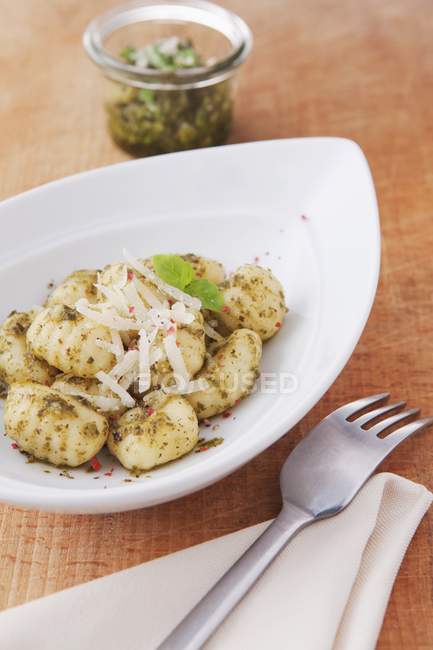 Gnocchi with pesto and parmesan — Stock Photo
