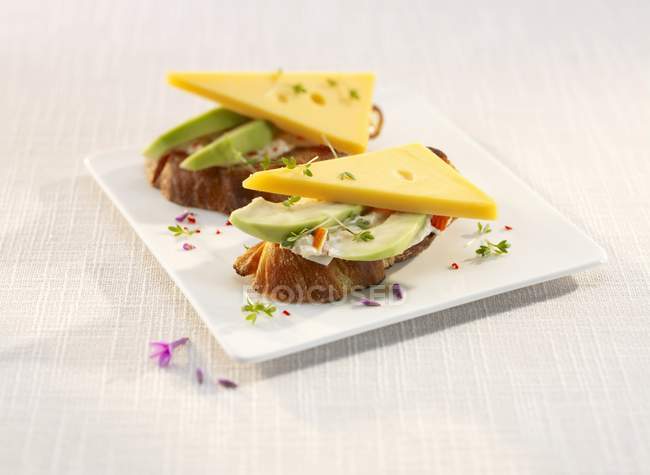 Pão coberto com abacate — Fotografia de Stock
