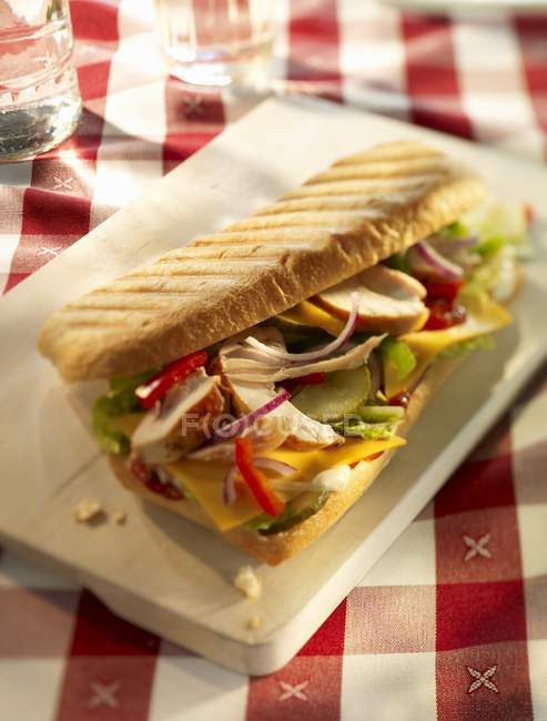 Salat und Ketchup im Baguette — Stockfoto