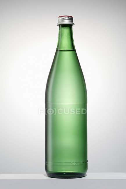 Nahaufnahme einer grünen Flasche mit Wasser gefüllt — Stockfoto
