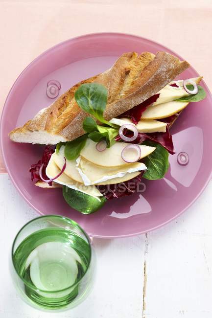 Pear slices and radicchio — Stock Photo
