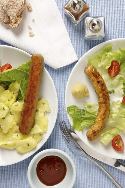 Bratwurst com salada de batata — Fotografia de Stock