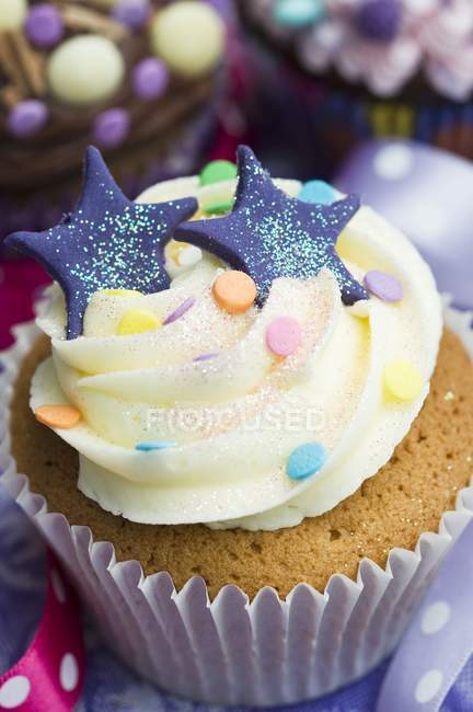 Cupcake vanille aux étoiles bleues — Photo de stock