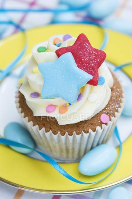 Cupcake de baunilha com estrelas coloridas — Fotografia de Stock
