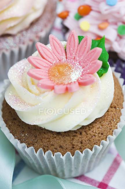Cupcake with sugar flower — Stock Photo