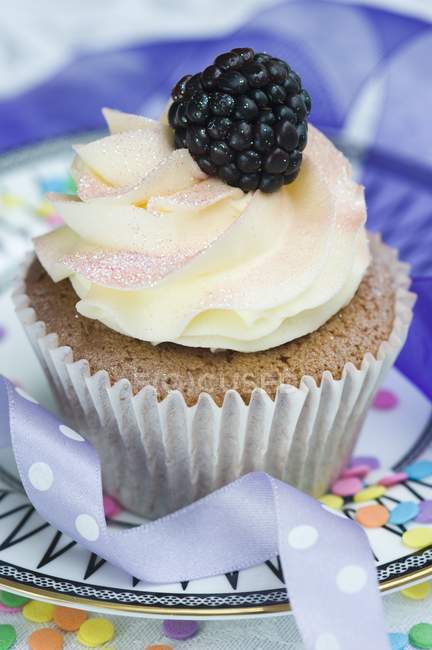 Cupcake with cream and fresh blackberry — Stock Photo