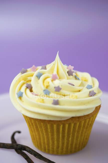 Cupcake avec des étoiles de sucre colorées — Photo de stock