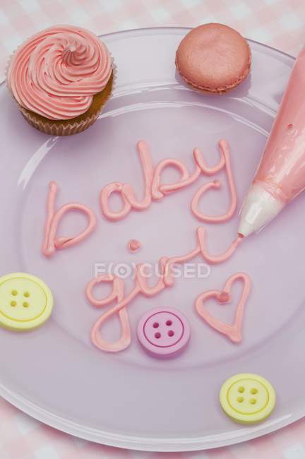 Pink cupcake, macaroons and letters — Stock Photo