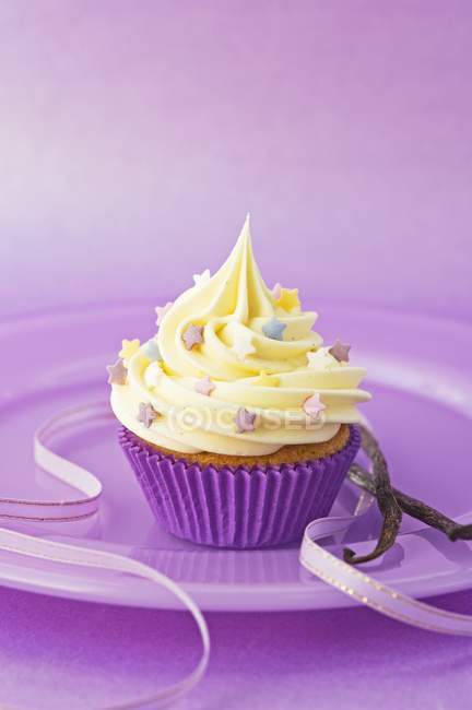 Cupcake avec des étoiles de sucre colorées — Photo de stock