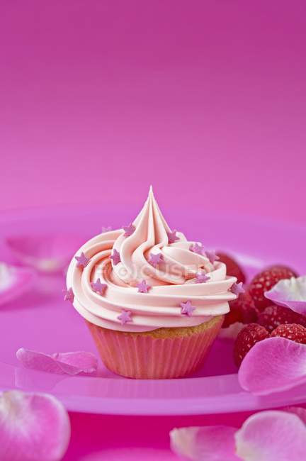 Cupcake con lamponi e petali di rosa — Foto stock