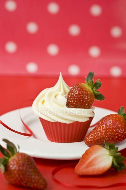 Cupcake avec glaçage à la vanille — Photo de stock