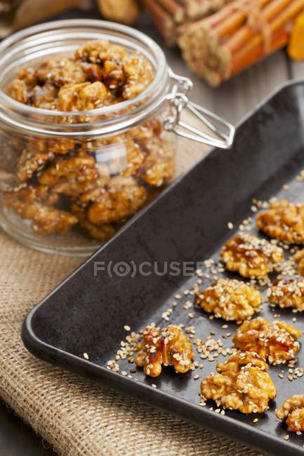 Карамельные орехи с семенами — стоковое фото