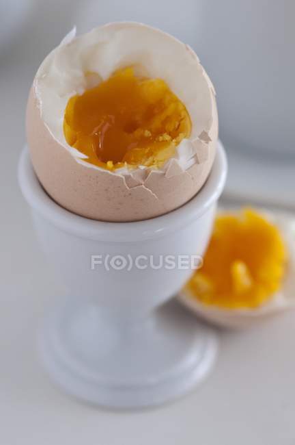 Huevo hervido parcialmente comido - foto de stock