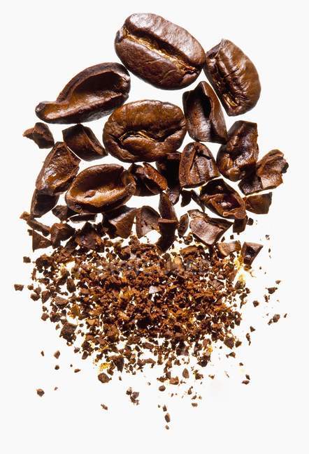Grãos de café inteiros e moídos — Fotografia de Stock