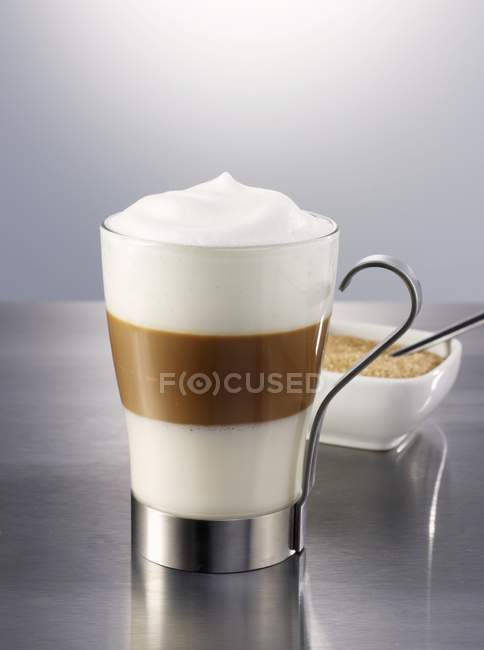 Latte macchiato em vidro — Fotografia de Stock