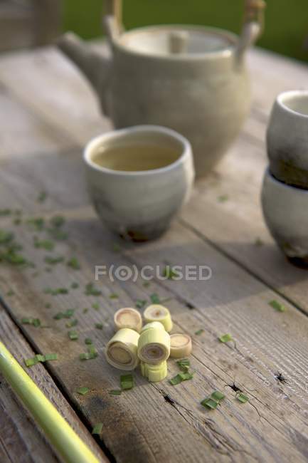 Lemongrass tea and fresh lemongrass — Stock Photo