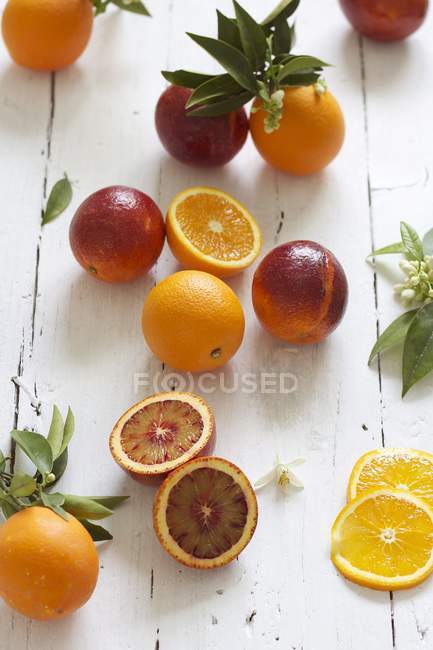 Свежие апельсины с листьями — стоковое фото