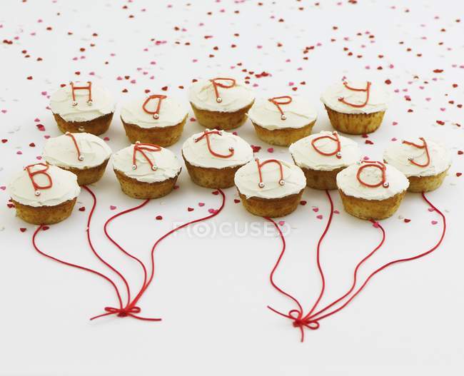 Cupcakes con esmalte blanco y letras - foto de stock