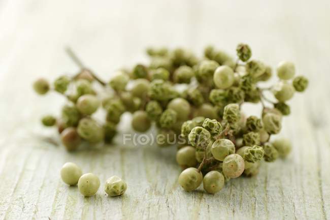 Des grappes de grains de poivre vert — Photo de stock