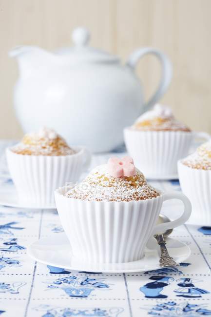 Muffin al forno in tazze da tè in silicone — Foto stock