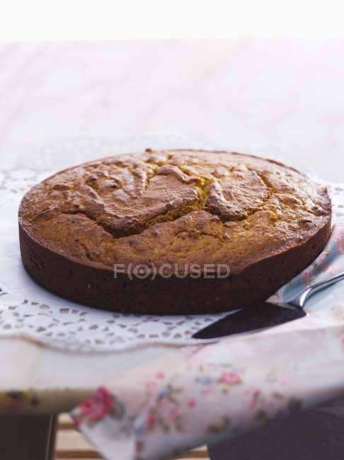 Gâteau aux amandes sur napperon — Photo de stock