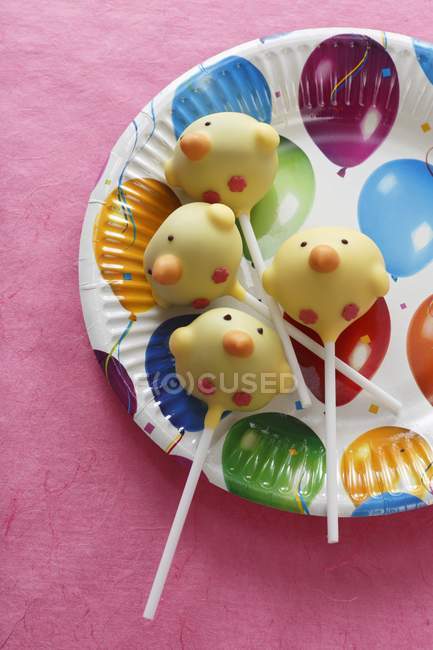 Cake pops on colourful paper plate — Stock Photo