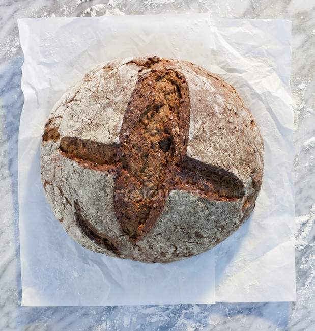 Rustikales Brot auf Papier — Stockfoto
