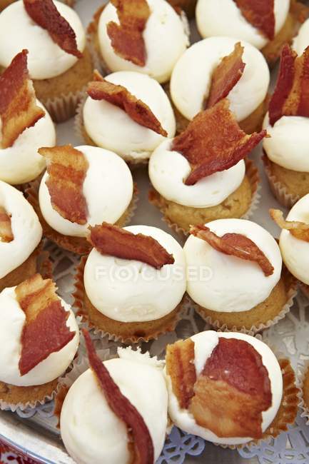 Cupcakes au fromage à la crème et au bacon — Photo de stock