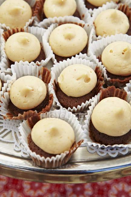 Cupcake con ripieno di crema alla vaniglia — Foto stock