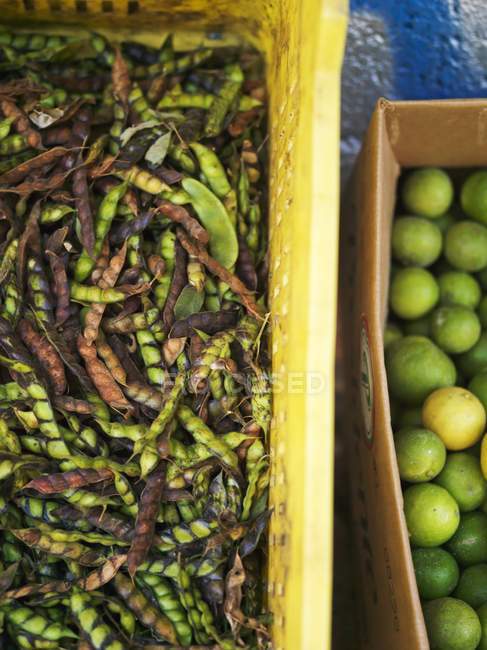 Feijões e Limes em caixas no mercado de rua — Fotografia de Stock