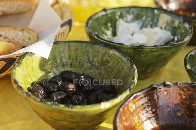 Taças de cerâmica com azeitonas pretas — Fotografia de Stock