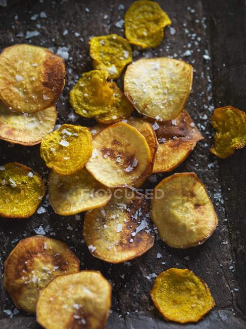 Chips de betterave dorée frits — Photo de stock