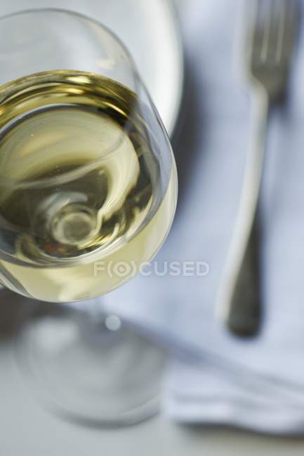 Primo piano vista di vetro di Chardonnay da un luogo impostazione — Foto stock