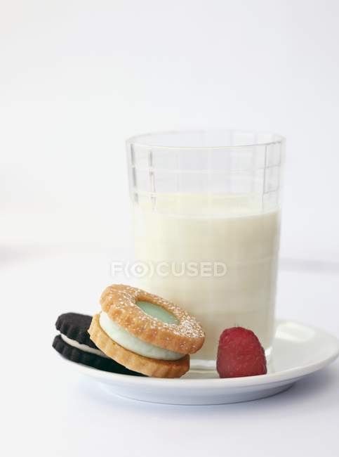 Печенье с малиной и стаканом молока — стоковое фото