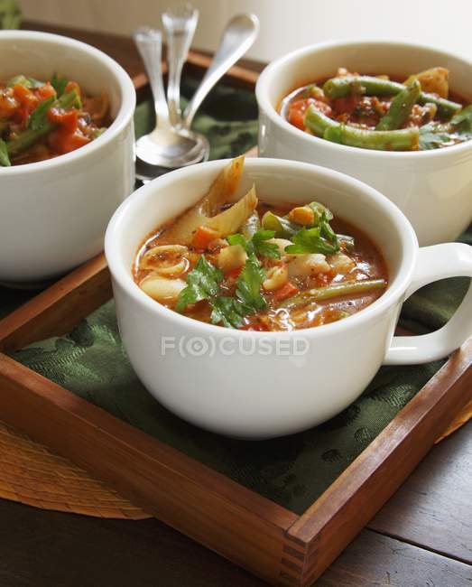 Sopa de verduras y pasta - foto de stock