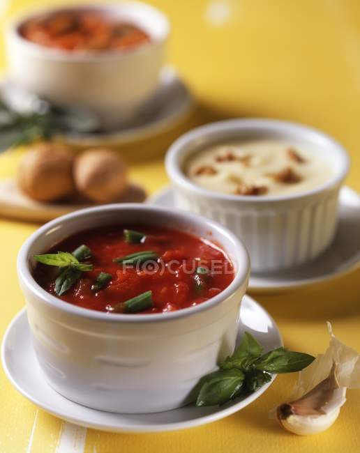 Salsa de tomate con judías verdes - foto de stock
