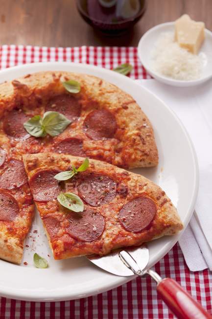 Pizza mit Salami und Basilikum — Stockfoto