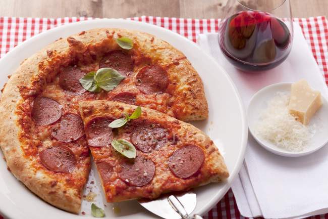 Pizza con salame e basilico — Foto stock