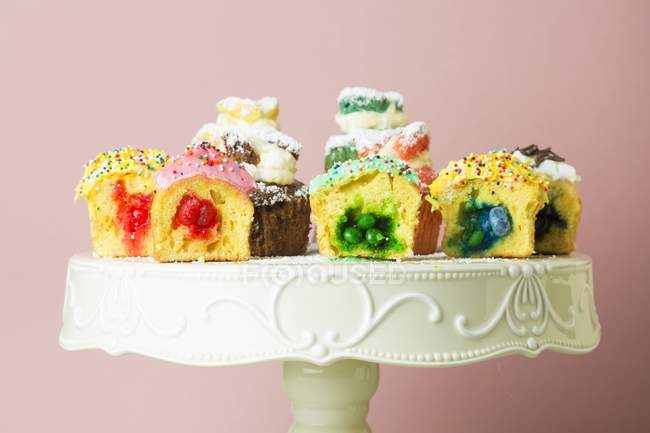Cupcakes preenchidos sortidos no prato de pedestal — Fotografia de Stock