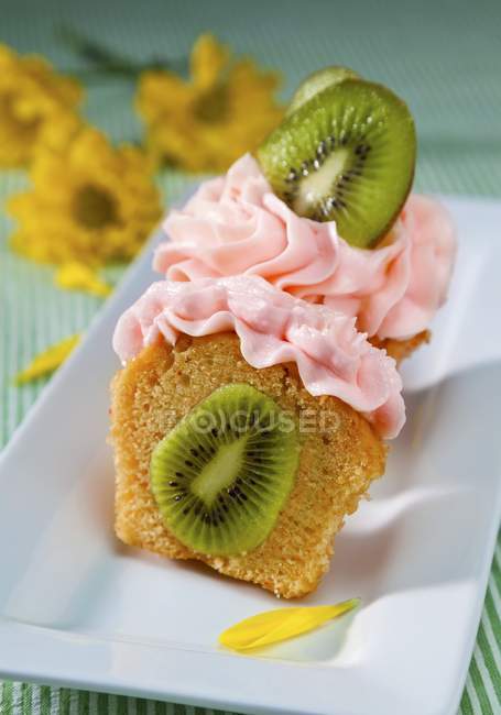 Cupcake mit Erdbeerguss — Stockfoto