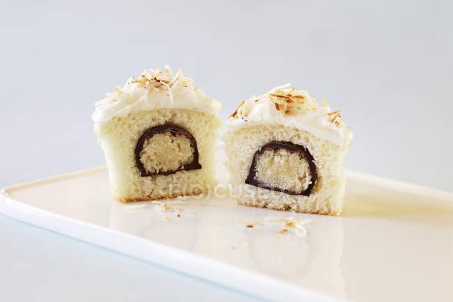 Cupcake farci au chocolat recouvert de bonbons à la noix de coco — Photo de stock