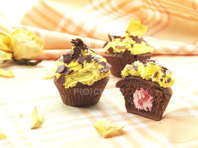 Chocolate cupcakes with strawberry cream filling — Stock Photo