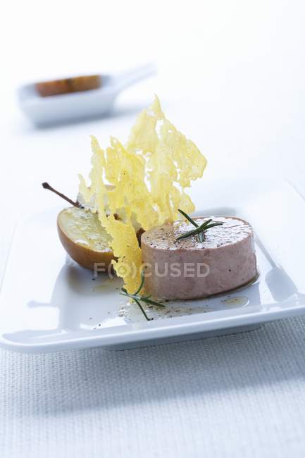 Patatas fritas polenta con foie gras - foto de stock