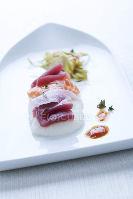 Polenta blanca con salami en plato blanco - foto de stock